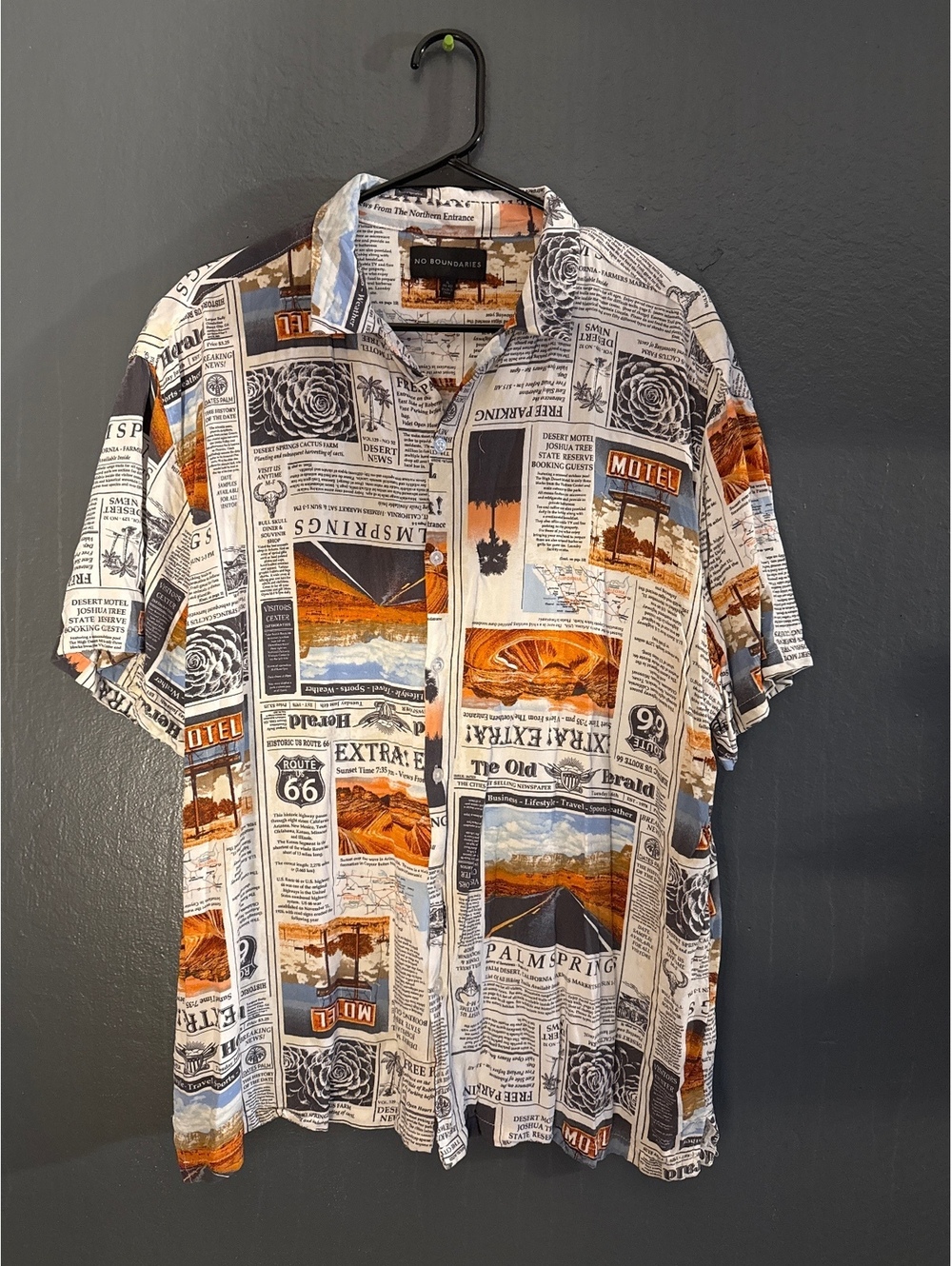 No Boundaries Men's Casual Short Sleeve Button-Up Hawaiian Shirt Brown White